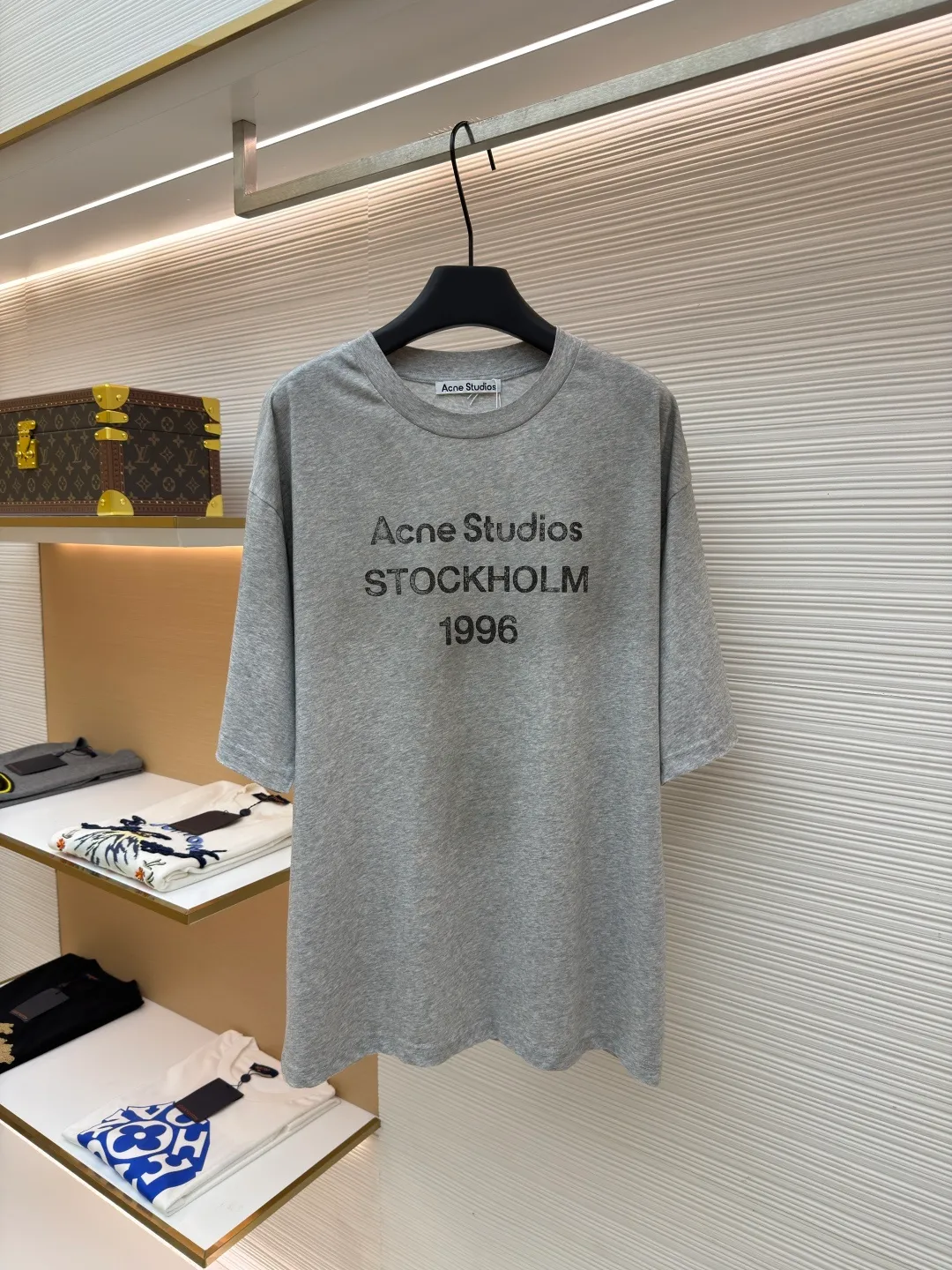 Acne Studios 1966 mud-dyed washed distressed short-sleeve ●Original version: 2800 purchased and developed ●Item number: 1682346-X95 ●Fabric: cloud velvet ski-feel cotton fabric ●Technology: glue printing ●Color: gray ●Version: fitted version ●Weight: about 215 grams ●Size: S-M-L-XL ●Description: Made of ultra-soft pure cotton fabric, garment-dyed, washed and distressed, the chest part has a dirty feel, and the lower part shows a gradient effect. The neckline is slightly frayed to better fit the overall tone. The overall line is straight and delicate, the fabric is comfortable and soft, and the color is consistent without color difference. It can be matched with the same style to create a fashionable look and control various occasions. Customized accessories, complete with three standards, the same style for men and women!